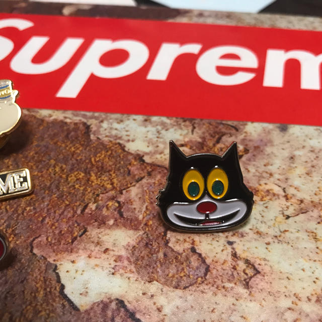Supreme - Supreme pin シュプリームピンバッジ ネコの通販 by 九十九