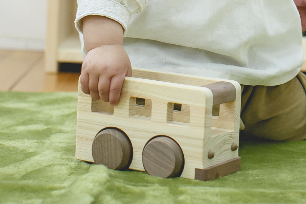 オルゴールバス｜IKONIH（アイコニー）オルゴールが流れる木のおもちゃ