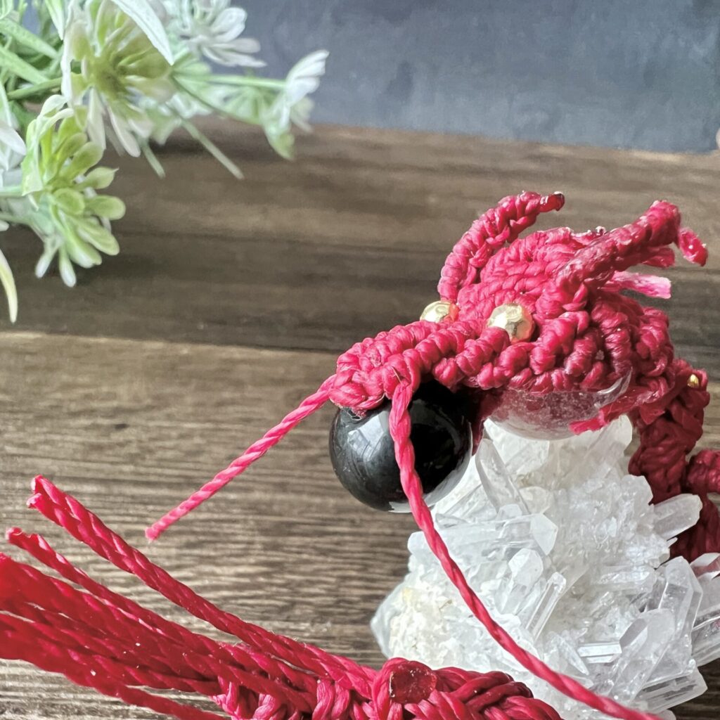 立体マクラメで龍を形に：2024年の特別なアート制作 | irokazari+