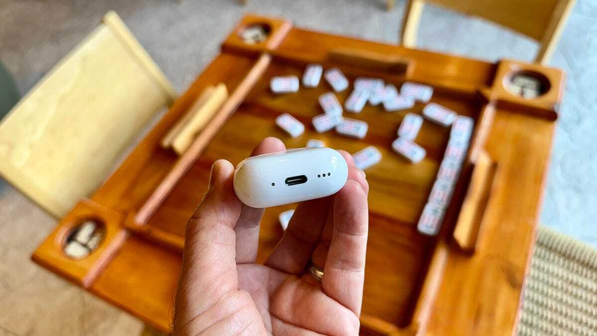 アップル「AirPods 4」レビュー：ノイズキャンセリングは予想外の