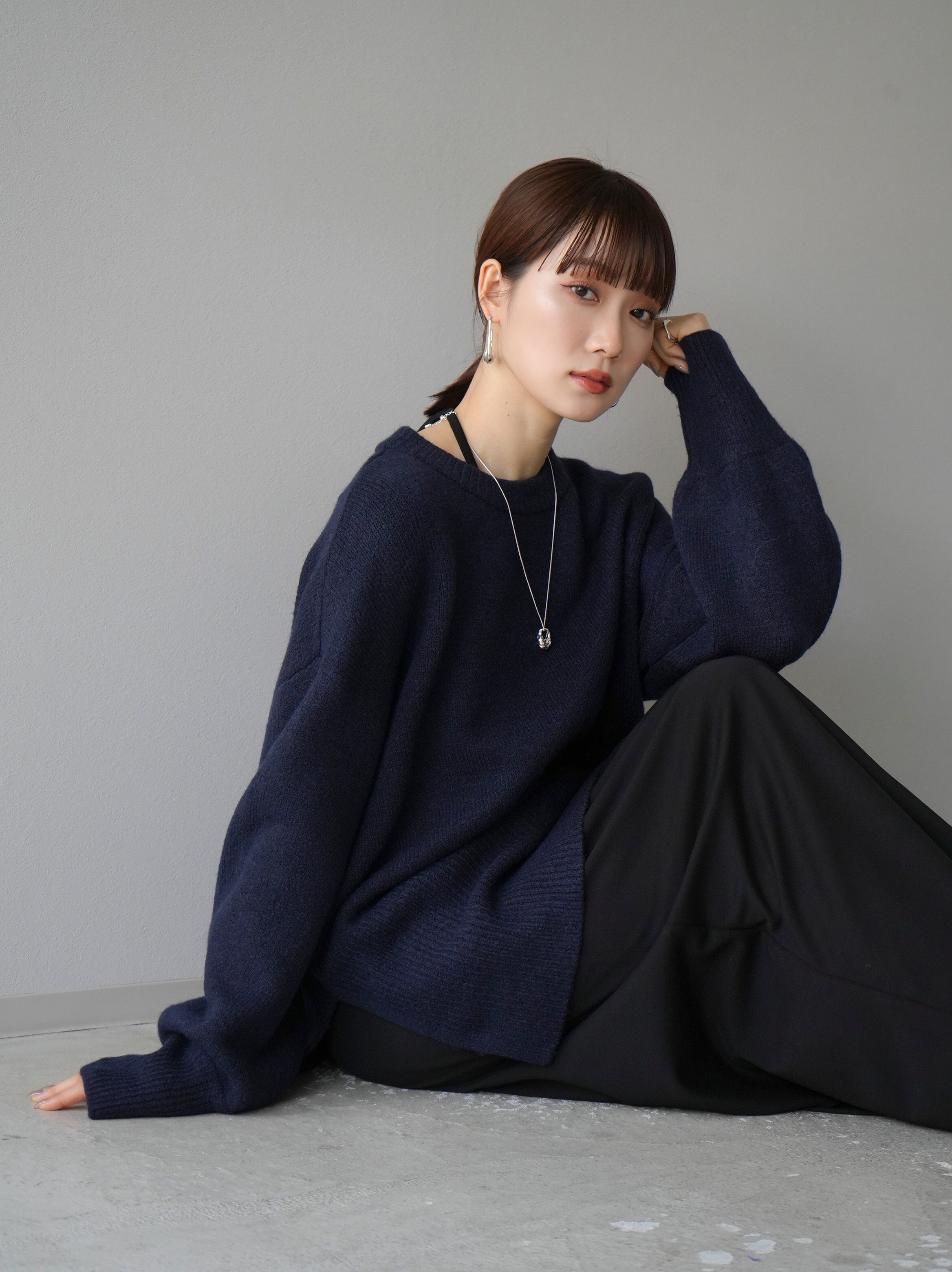 予約]サイドスリットクルーネックニットプルオーバー/ネイビー – Lumier