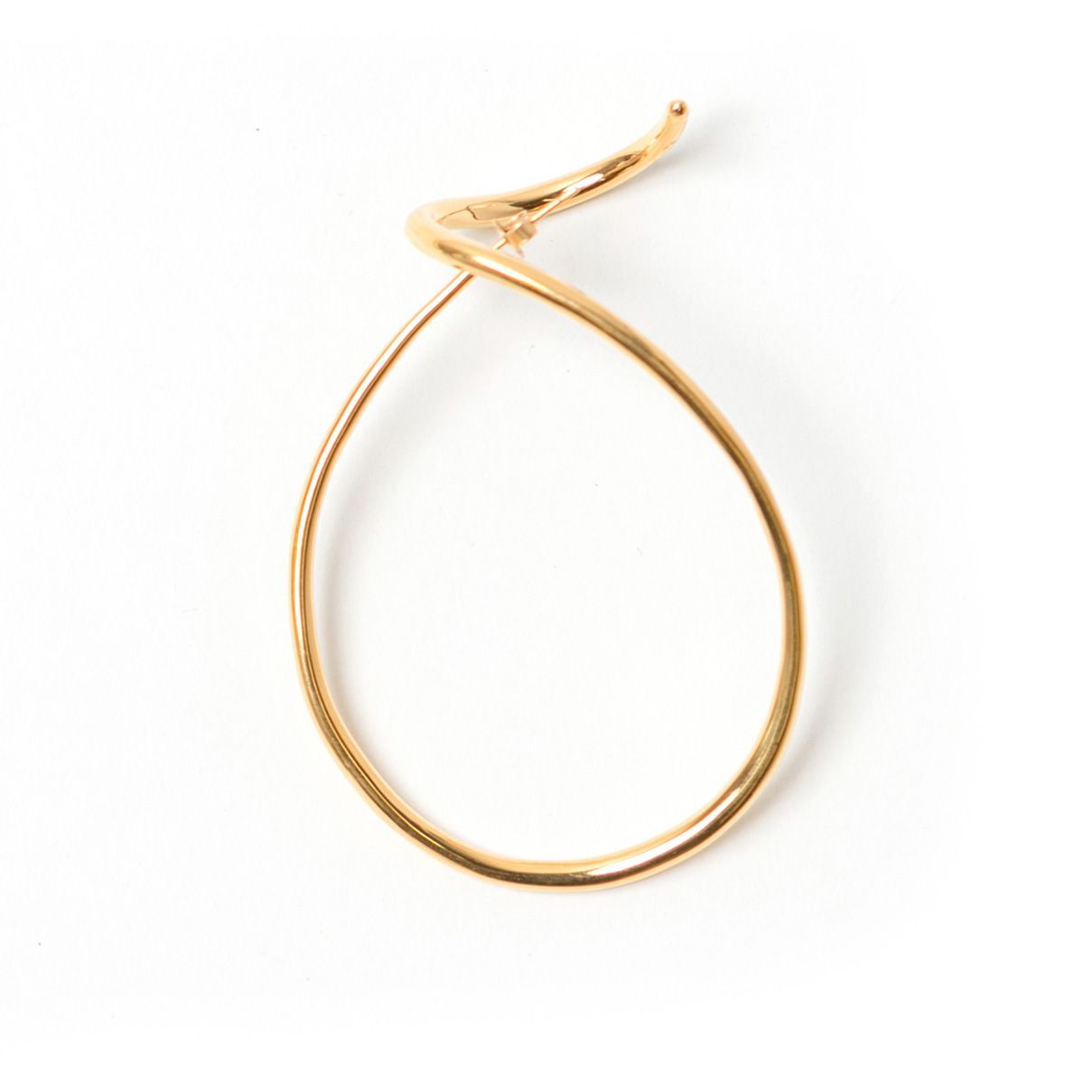 サカイとシャルロット・シェネがコラボ！ 片耳ピアスを数量限定で販売