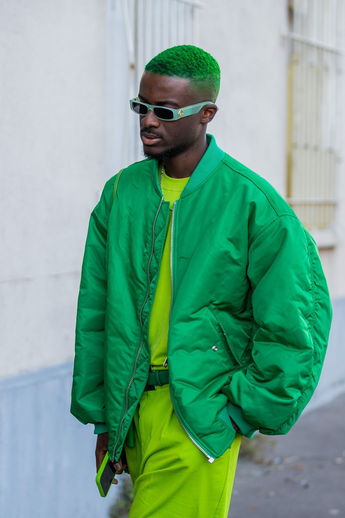 最新メンズコレクションのオフランウェイ、最新トレンドヘアカラーは何