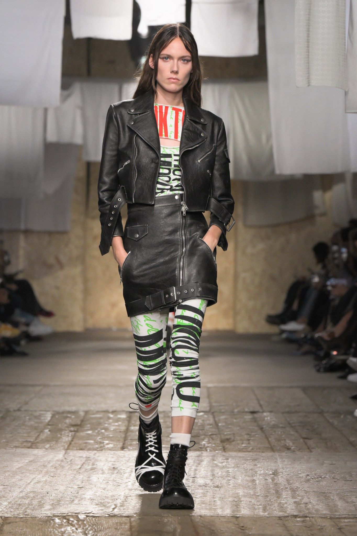 ルック】「モスキーノ」2025年春夏コレクション - WWDJAPAN