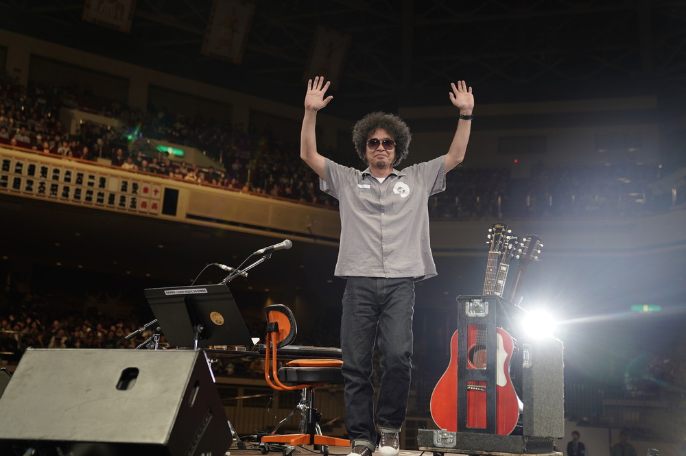 奥田民生、ユニコーンの曲をギター1本で熱演！ 両国国技館を大いに