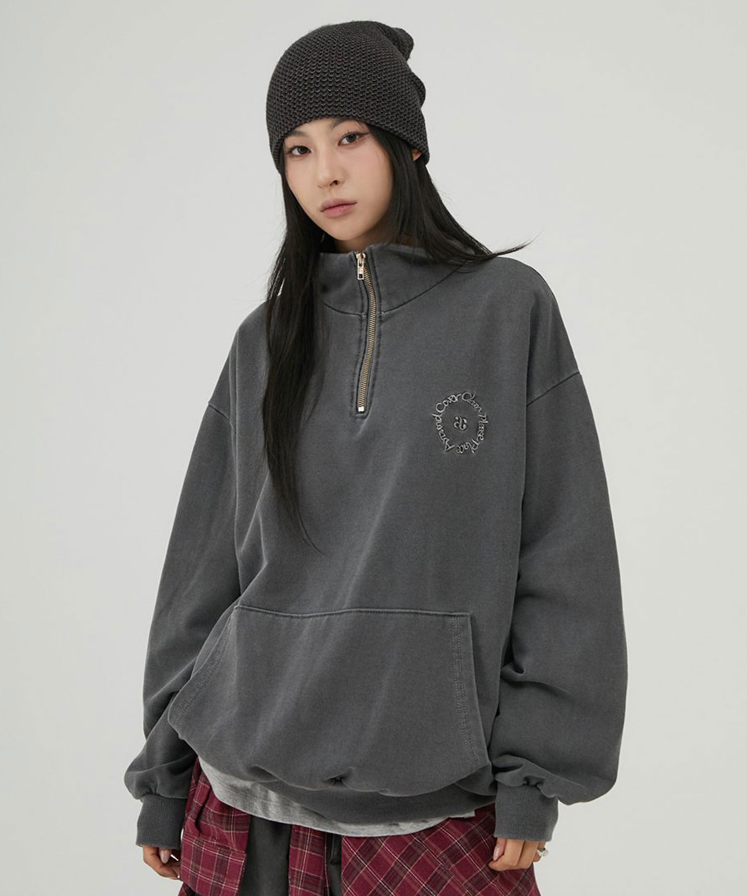 A'GEM/9 × .kom 『ACOVER/オコボ』 Circle Logo Pigment Half Zip Up