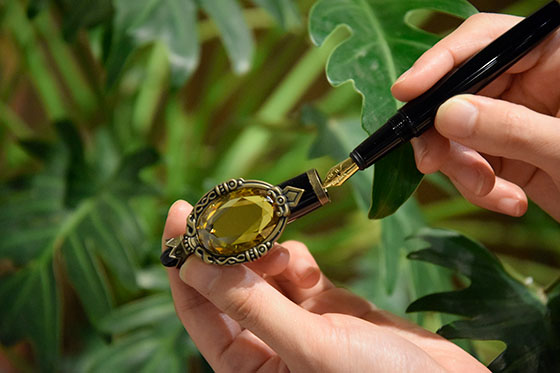 ディズニー ツイステッドワンダーランド』マジカルペン レプリカ万年筆