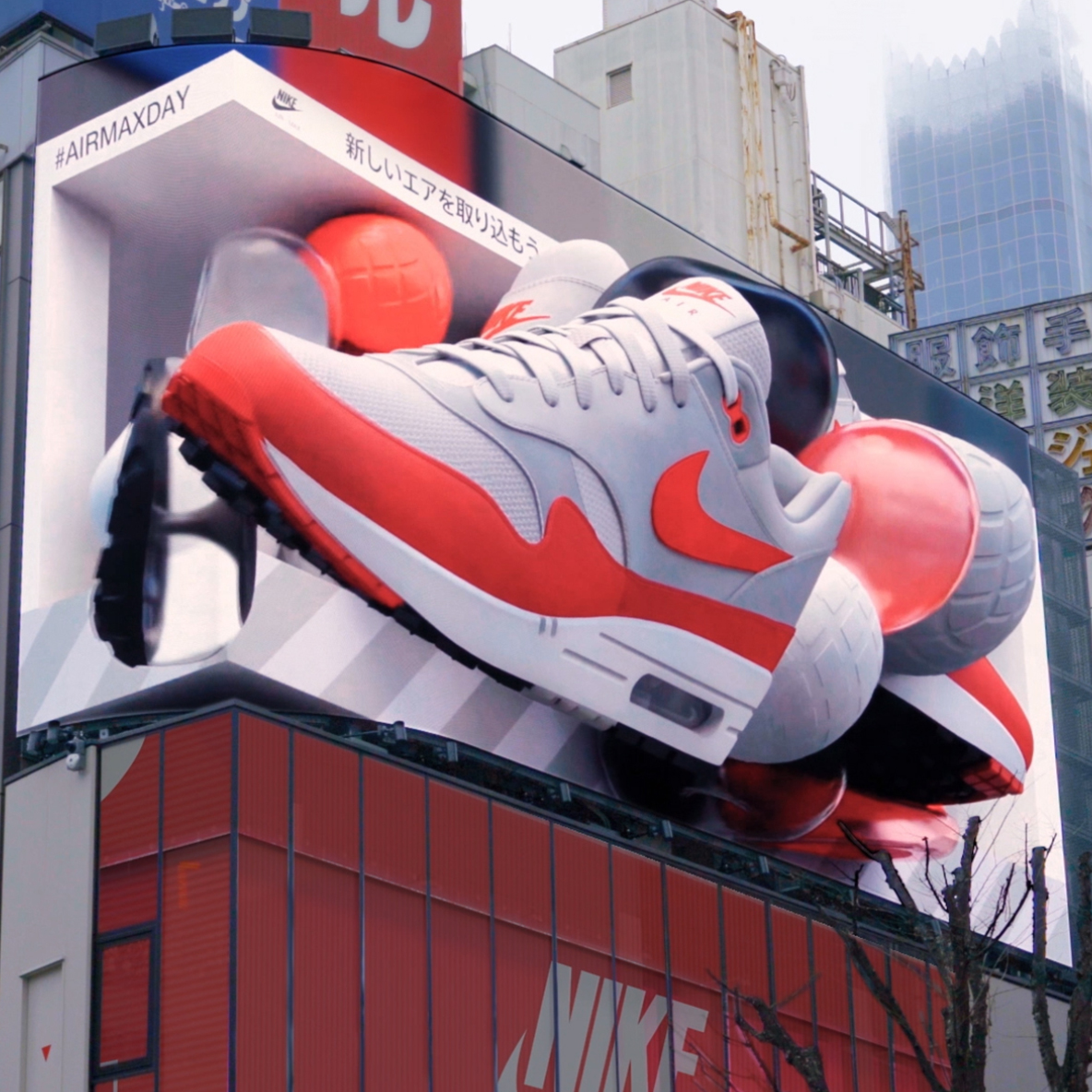新宿東口に巨大なエアマックスが登場 👀 🔴⚪️🔴 ナイキエアは