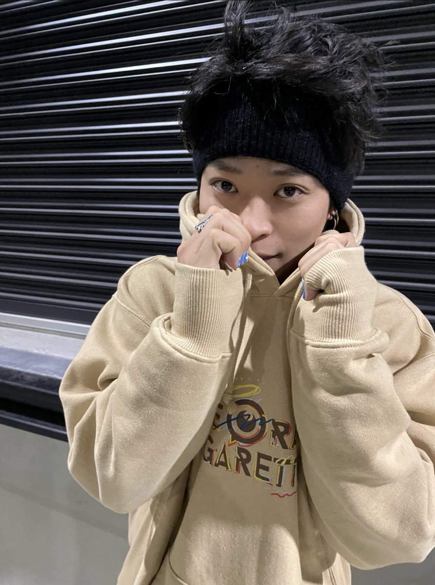 山中拓也が「クレヨンしがちゃん目玉ロゴパーカー」XLサイズを着てみ