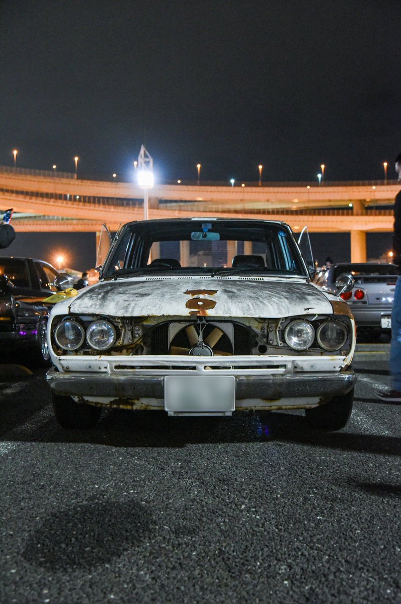 突如大黒に現れた幽霊のようなハコスカ この見た目で吹けの良いL28改