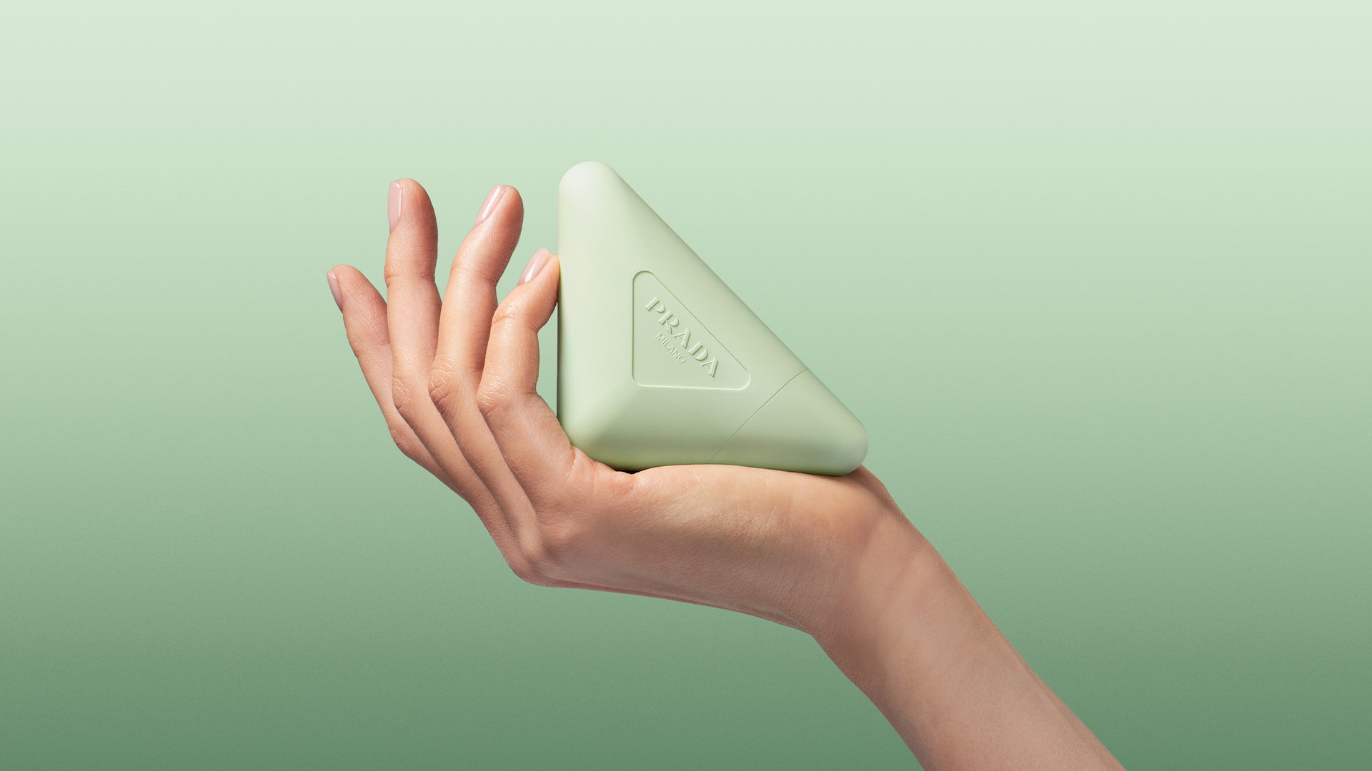 プラダ ビューティ＞手肌、爪、キューティクルまで考えたトリプルケア