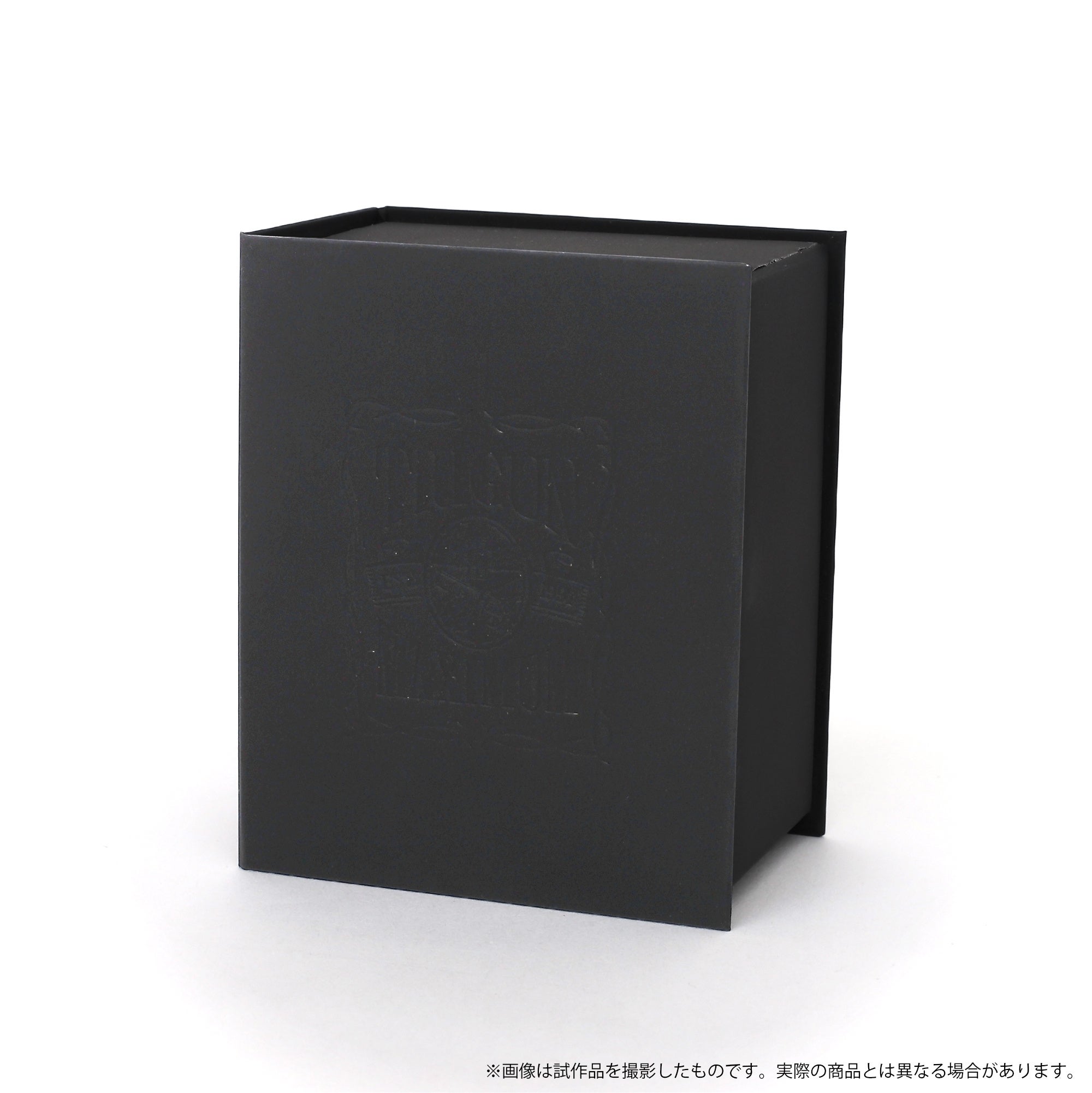 トライガン・マキシマム』より、額装に入った豪華仕様のピンズセットと