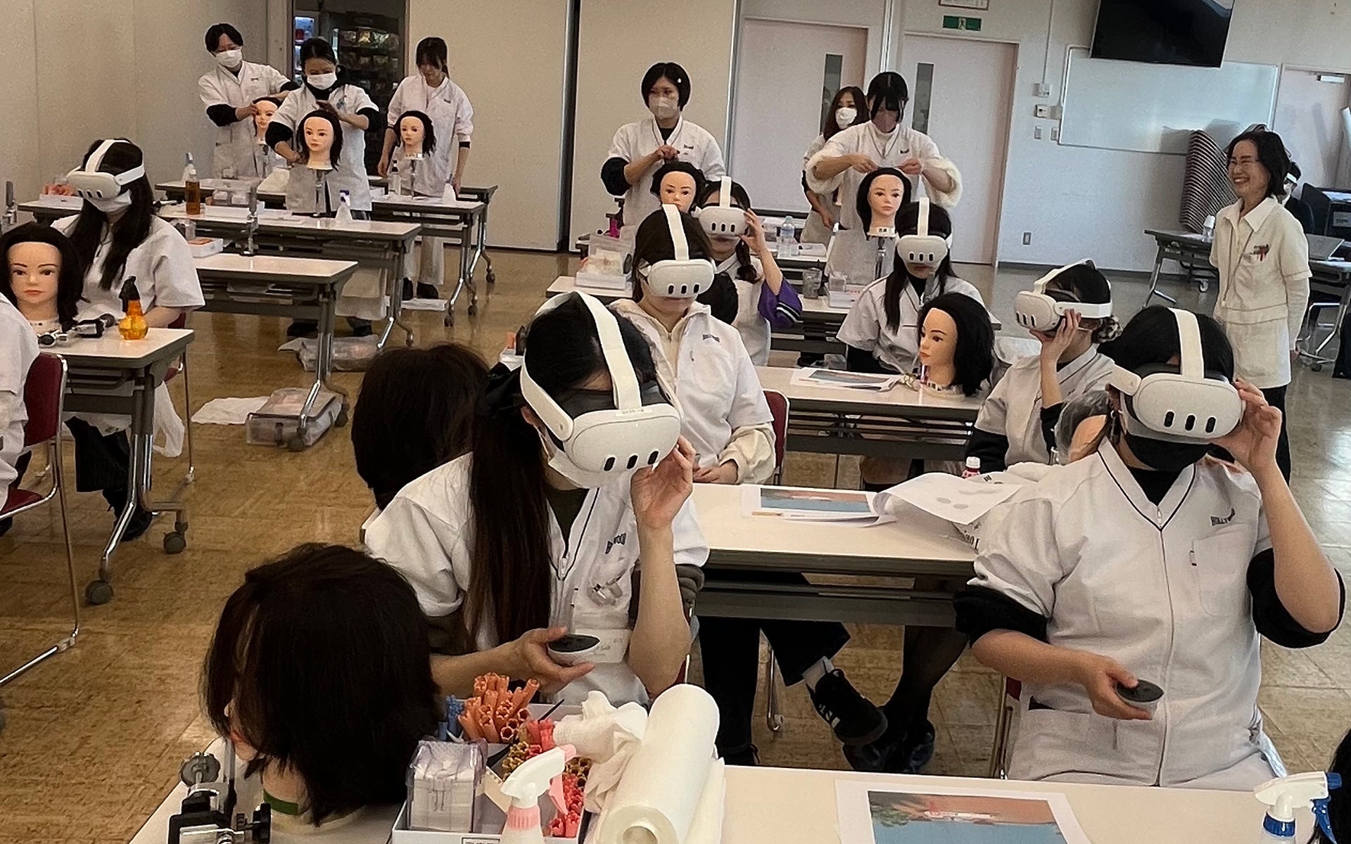 創立100周年記念プロジェクト】美容師国家試験対策のためのVR教材を