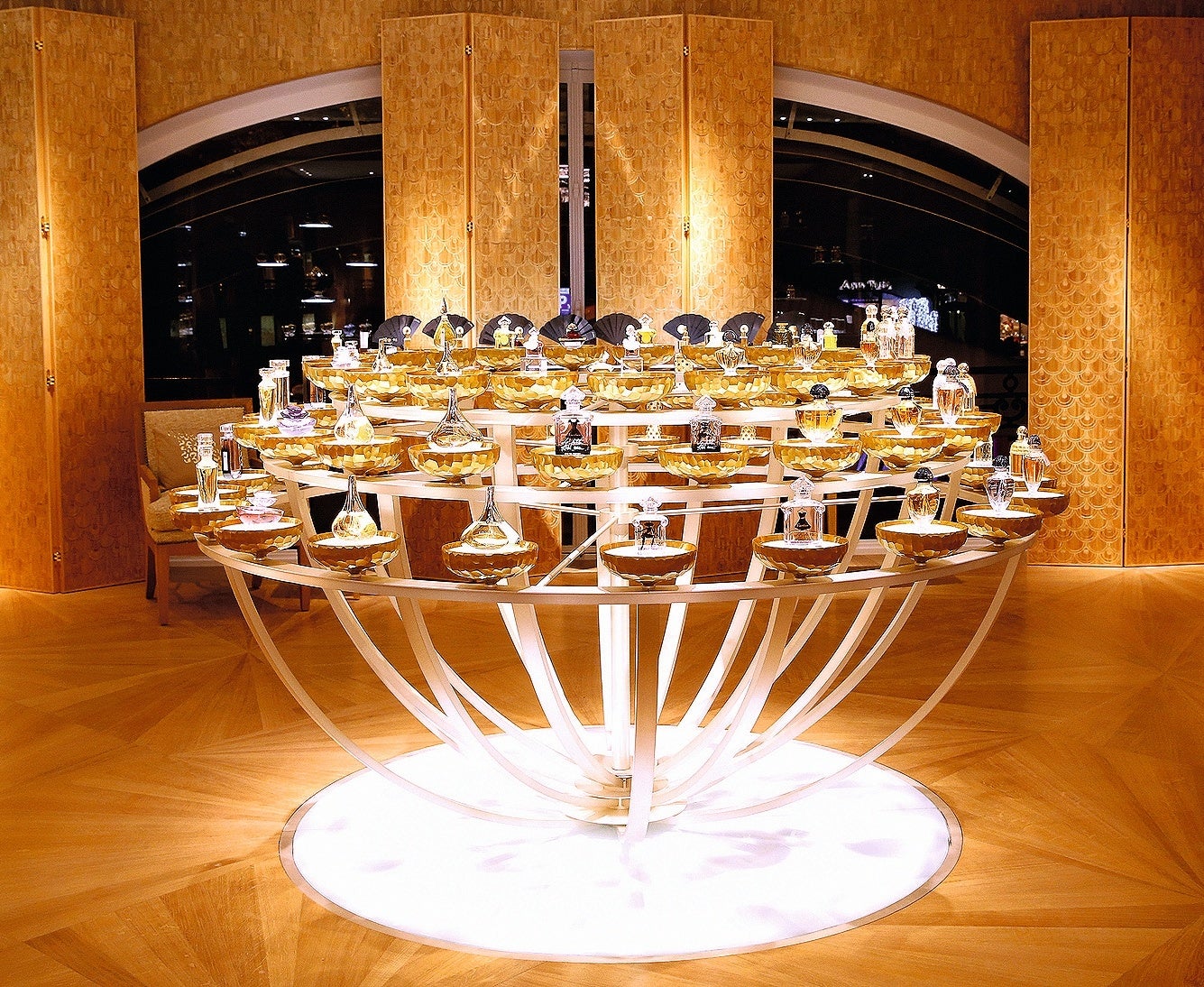 ゲラン】公式書籍「GUERLAIN, VISIONARY SINCE 1828」を発売 | ゲラン