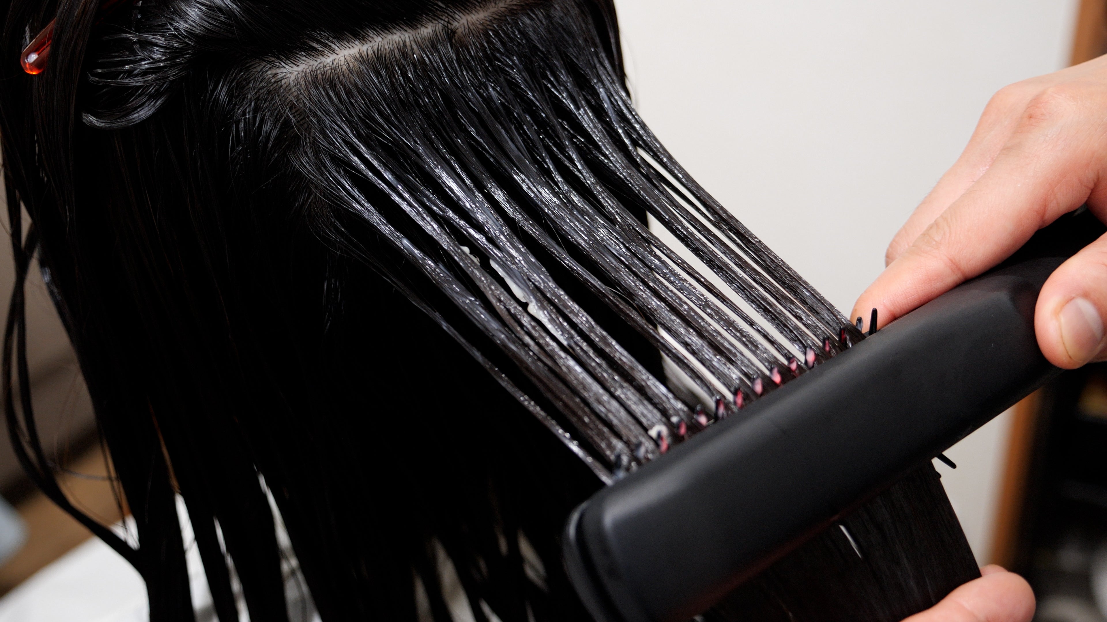 美顔器発想の超音波ヘアトリートメントアイロン『シャインプロ』 ご