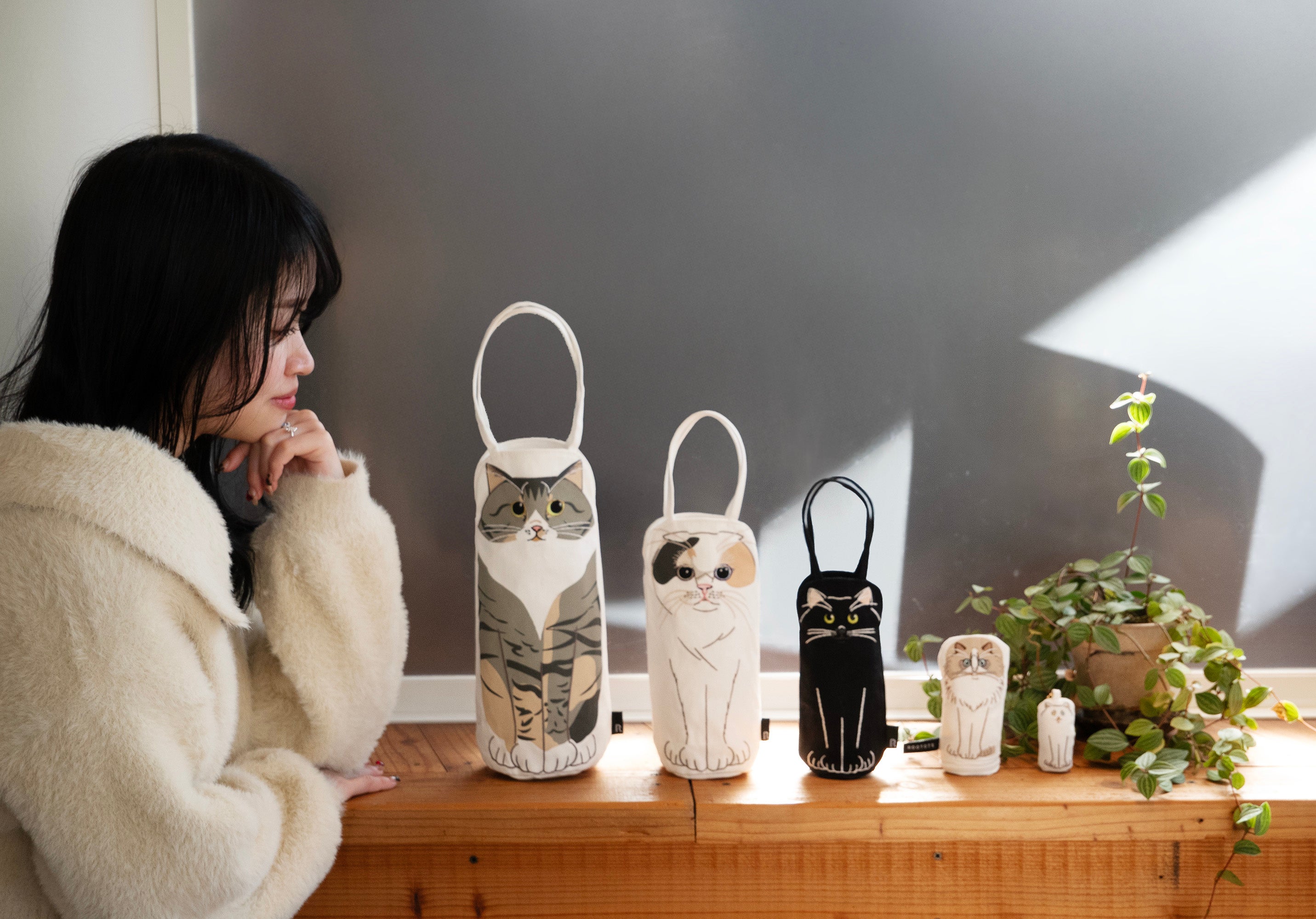 ねこトートから、ねこトート＆ポーチ＆チャームが出てくる「ネコ