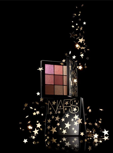 星を散りばめた限定デザイン！ NARS アンインヒビテッド アイシャドー