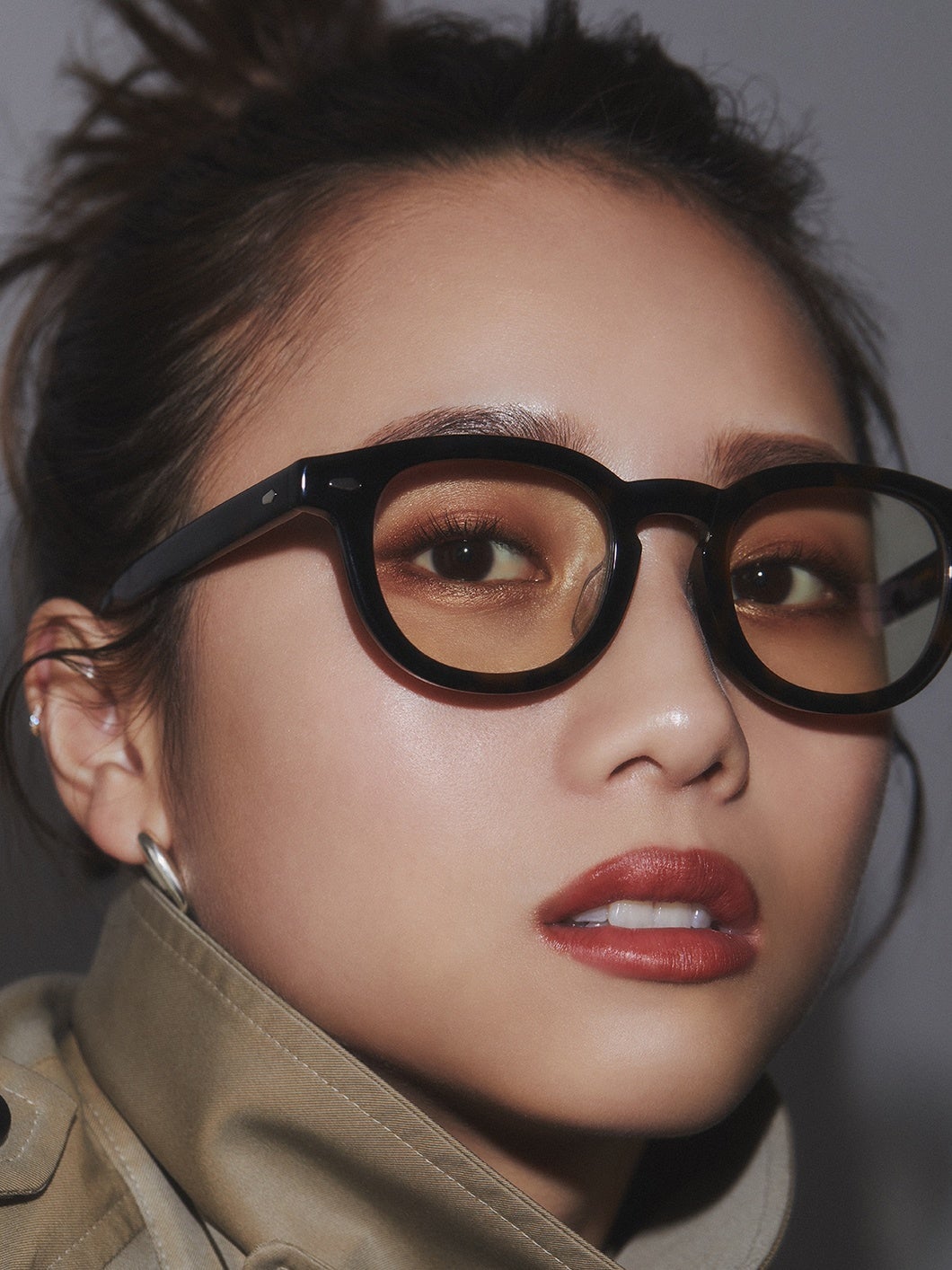 メガネブランド「Zoff」と人気モデル/クリエイターの伊原 葵さんが