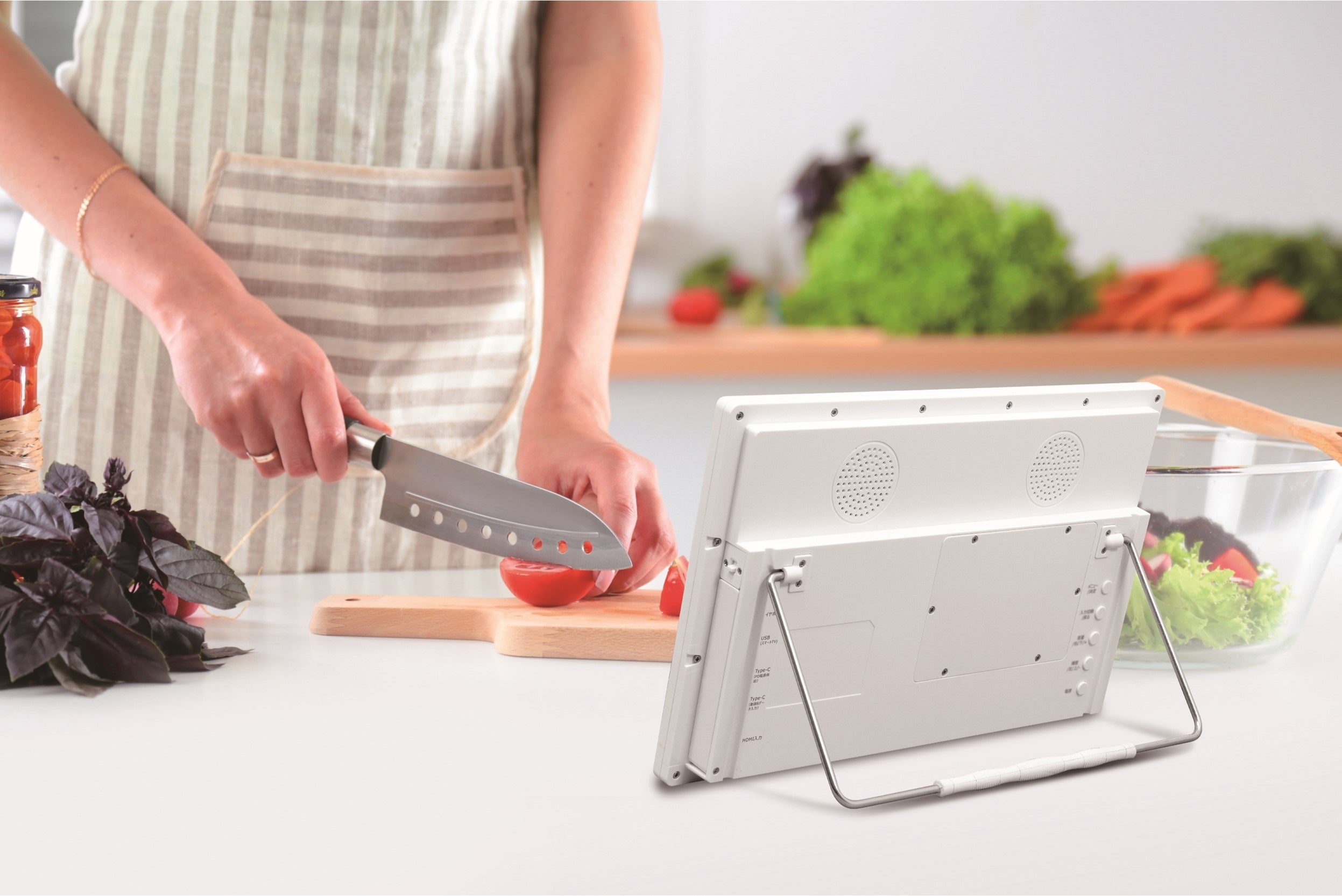 14.0V型防水android搭載「ポータブルスマートモニター」IPX6防水性能で