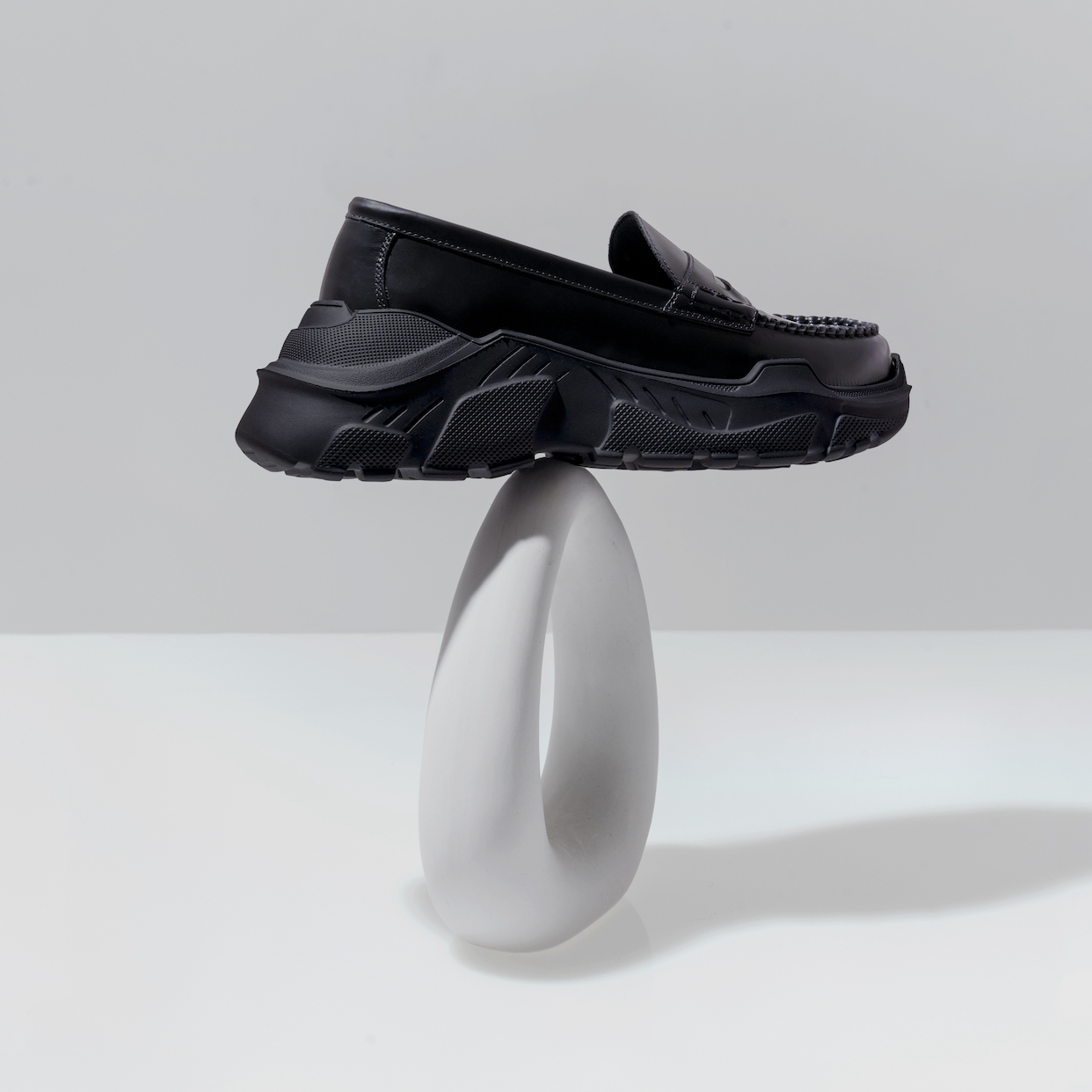 AKIKOAOKI から誕生したレーベル noon よりブランド初となるシューズが