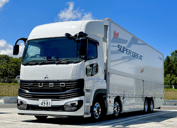 三菱ふそうの大型トラック『スーパーグレート』を新旧比較試乗、「なぜ