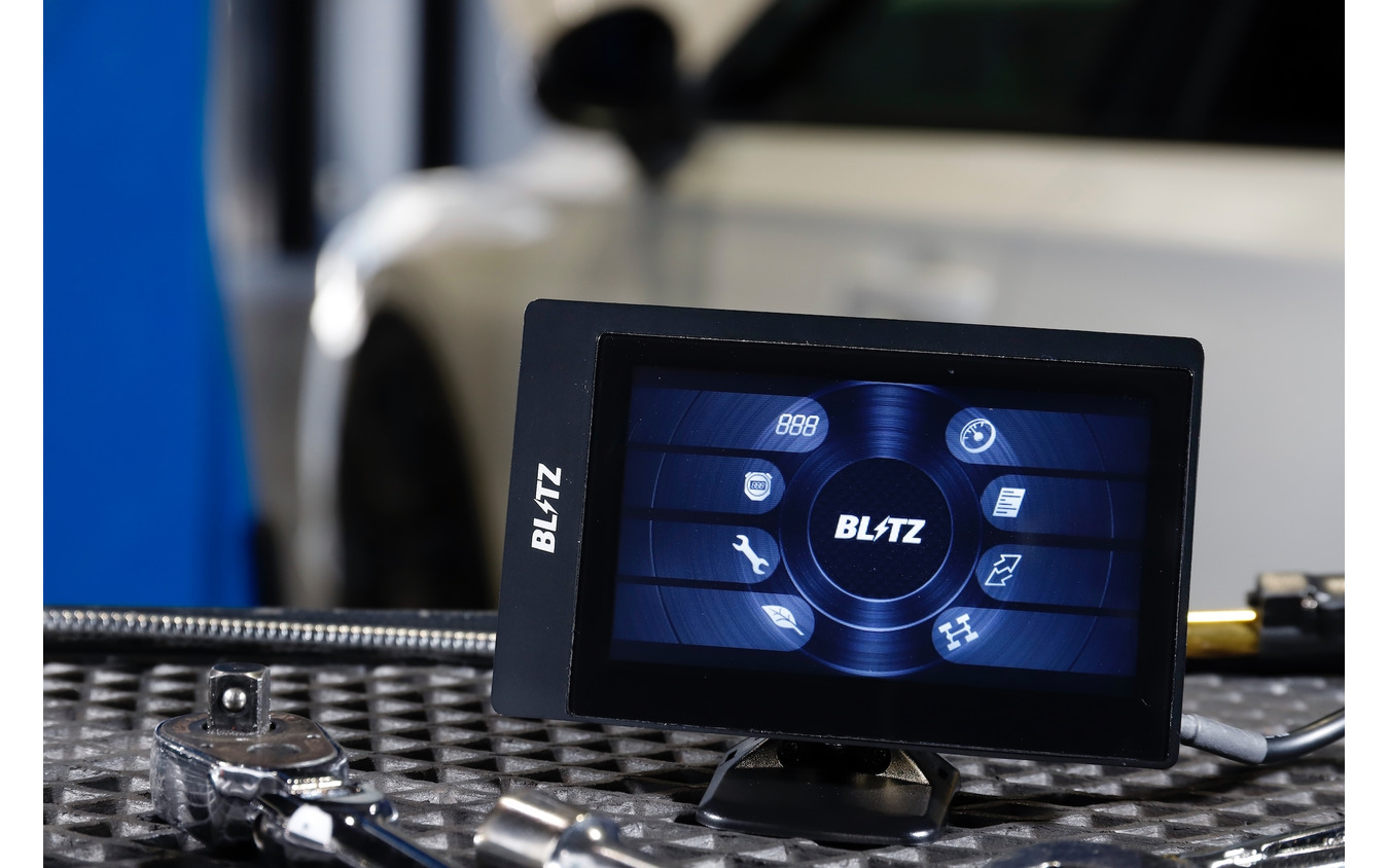 ブリッツから待望の新製品『マルチメーター＆レーダー探知機』のタッチ