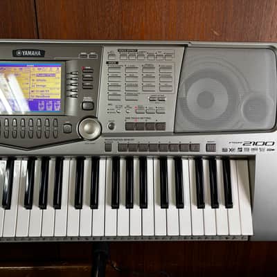 Yamaha PSR-2100 61-key PORTATONE Electric Keyboard w/ bag power