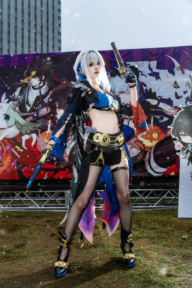 コスプレ】腰が細すぎる！透き通るような白い柔肌と美脚を武器に『鳴潮