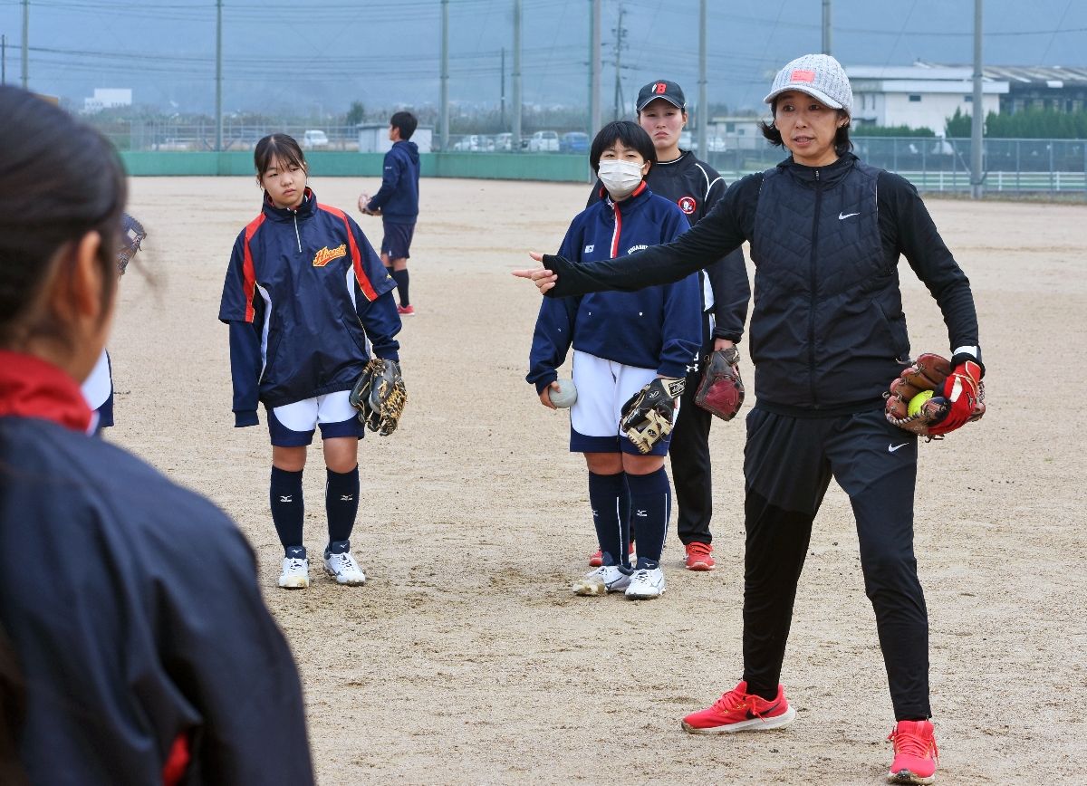 写真・画像】【動画】五輪メダリストが投球など指導 唐津市でソフト