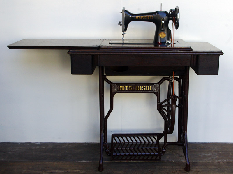 No.553 MITSUBISHI 三菱電機製 家庭用足踏みミシン：アンティーク