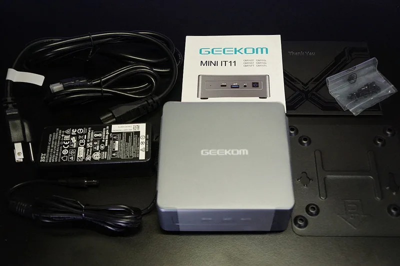 超小型ミニPC GEEKOM Mini IT11のレビュー！i7-11390H/32GB/1TBで液晶