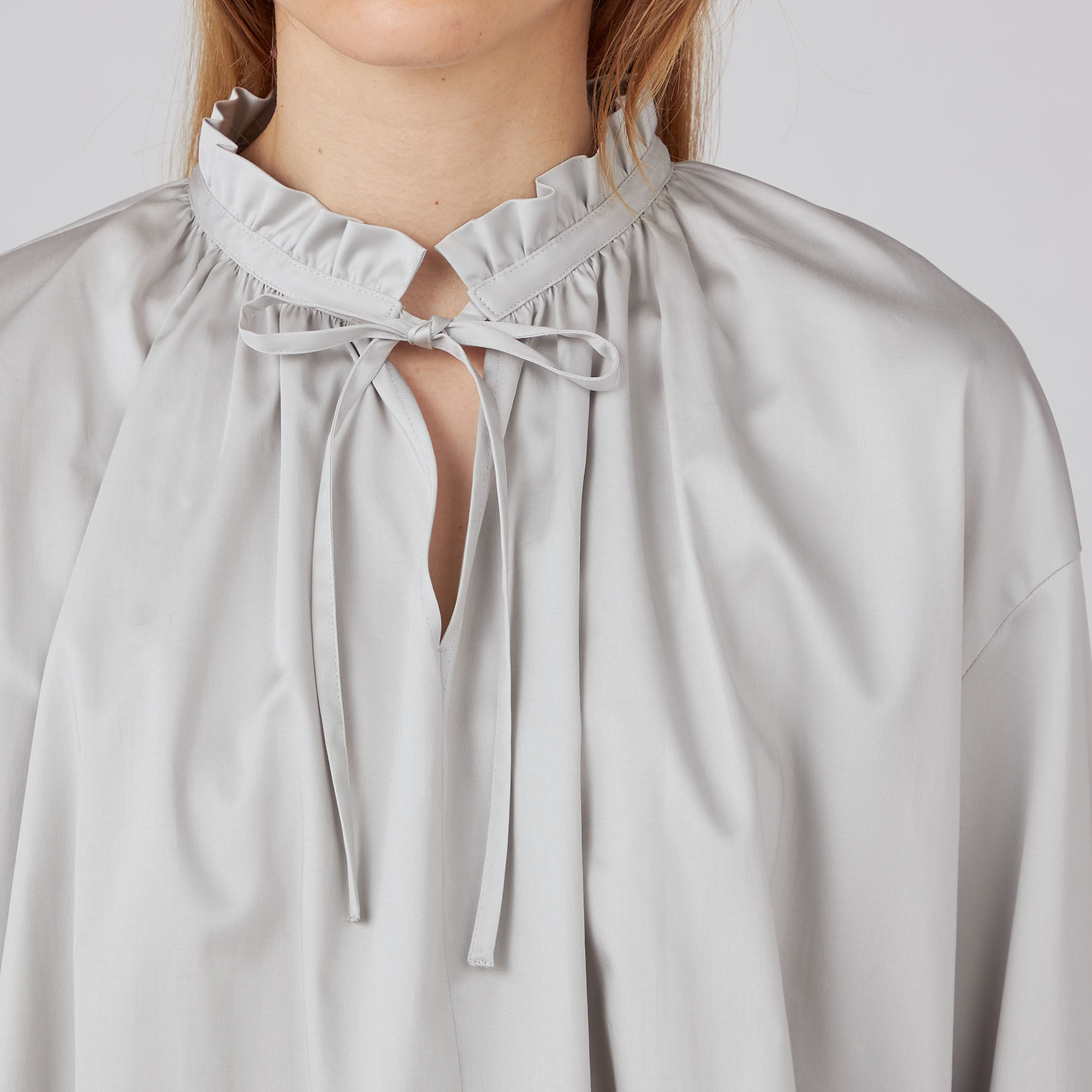 ハイカウントサテン ネックフリルブラウス｜トゥモローランド 公式通販