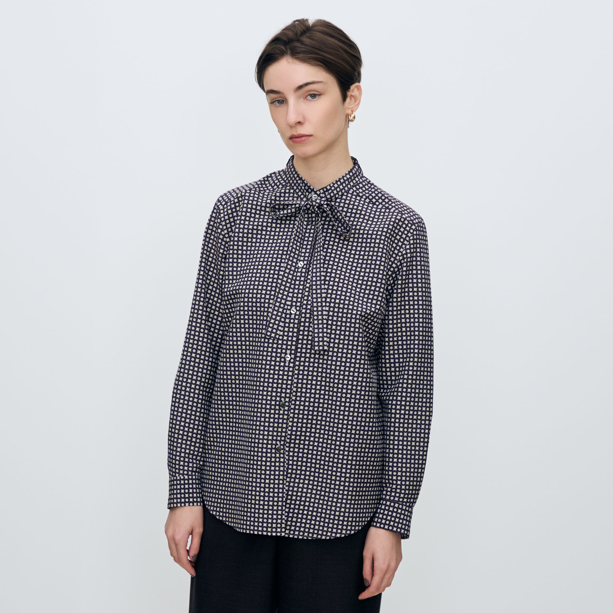 コモンフラワープリント ボウタイブラウス｜トゥモローランド 公式通販