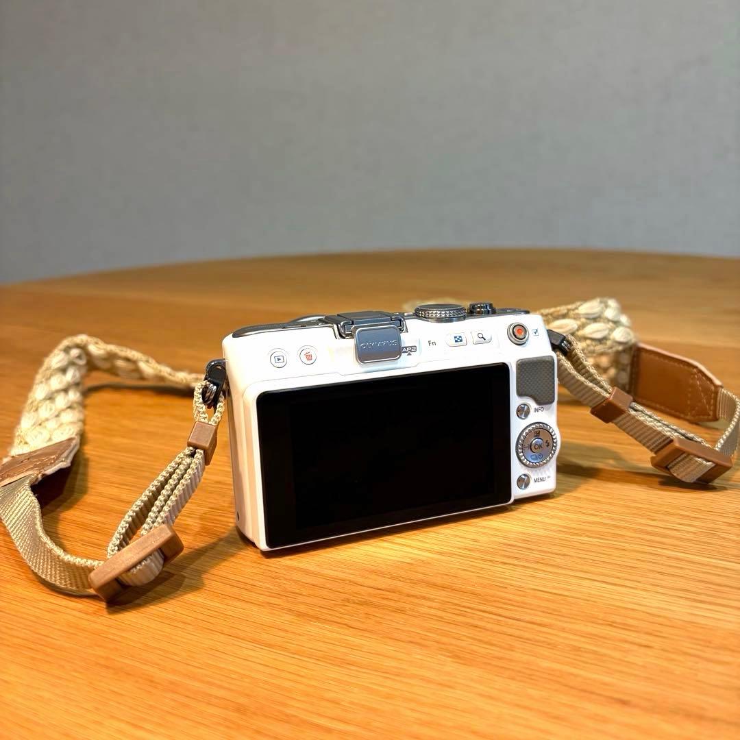 OLYMPUS ミラーレス一眼ダブルズームキット ホワイト バッグ付き