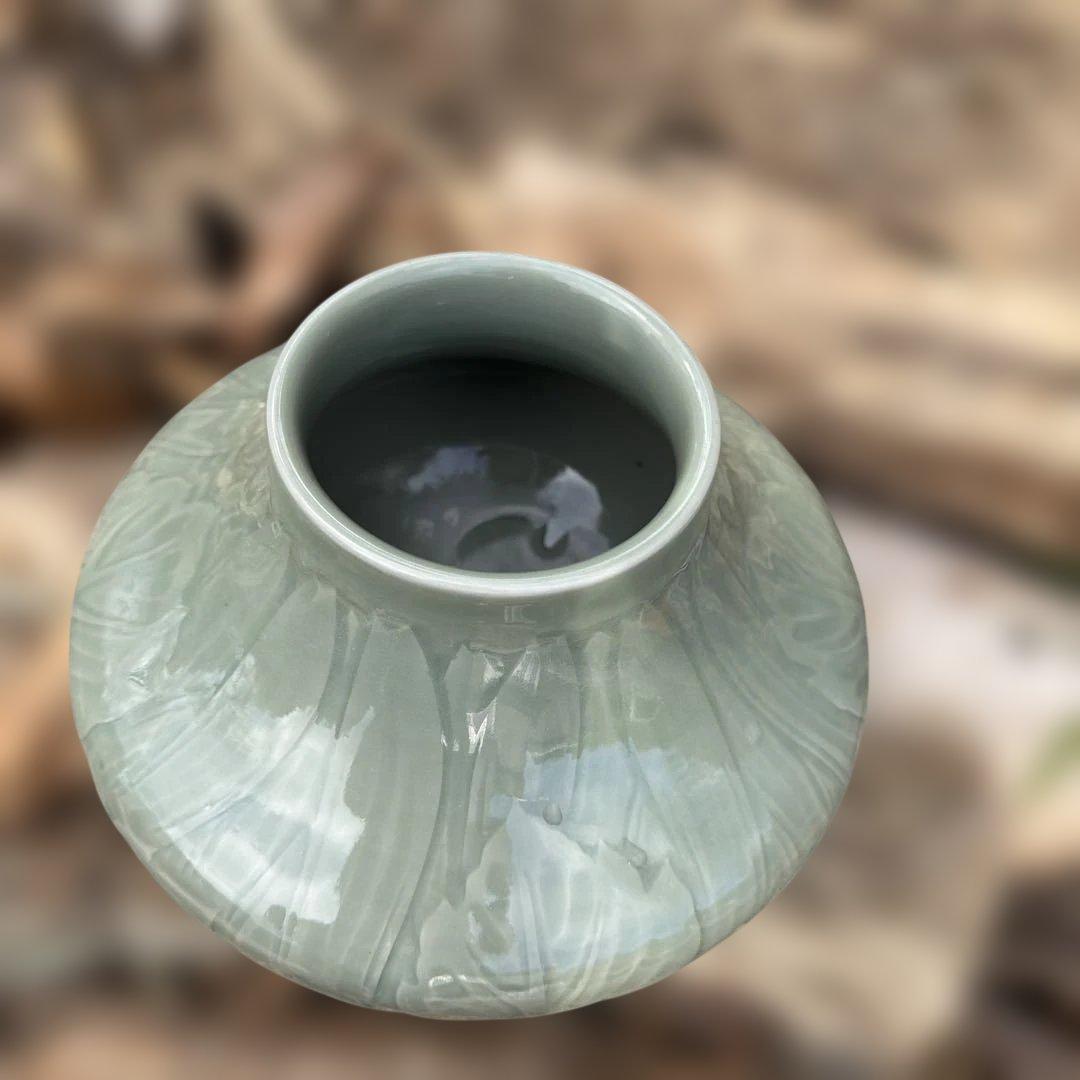 三田青磁 浮牡丹文様花瓶 陽刻 【共箱】