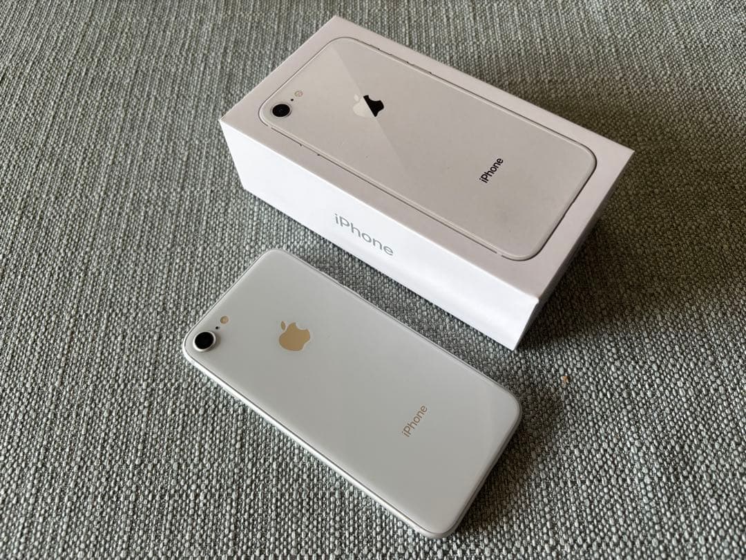 美品 iPhone8 アイフォン8 シルバー 64GB SIMフリー 純正BOXの通販はau