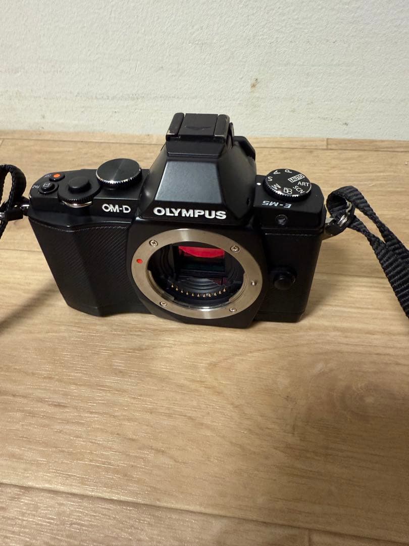 OLYMPUS OM-D E-M5 ミラーレス一眼レフカメラ Amazon | OLYMPUS ミラーレス一眼 OM-D E-M5 レンズキット シルバー