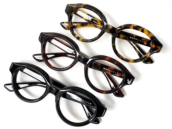 レトロなセルフレームが入荷しました。